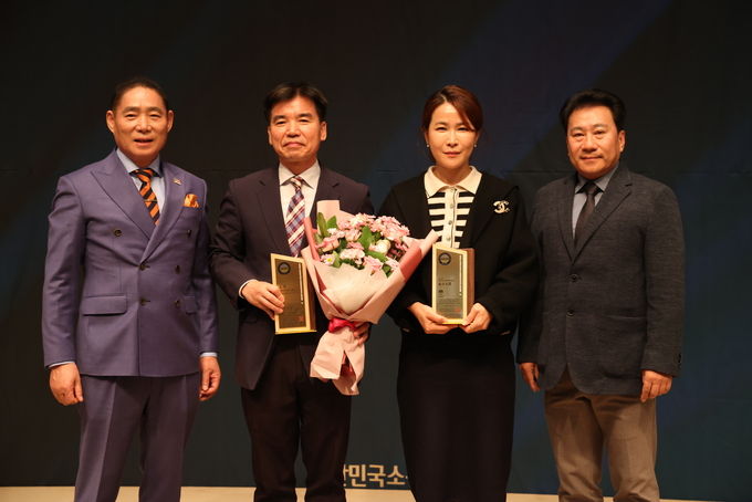 대한민국 소통어워즈 시상식(가운데. 조일교 공보관과 오희룡 뉴미디어팀장)