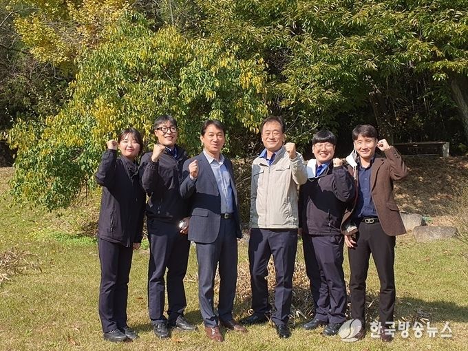 지난 9일 군산해경 이철우 서장과 해양오염방제과 직원이 식사를 마치고 기념사진을 촬영했다