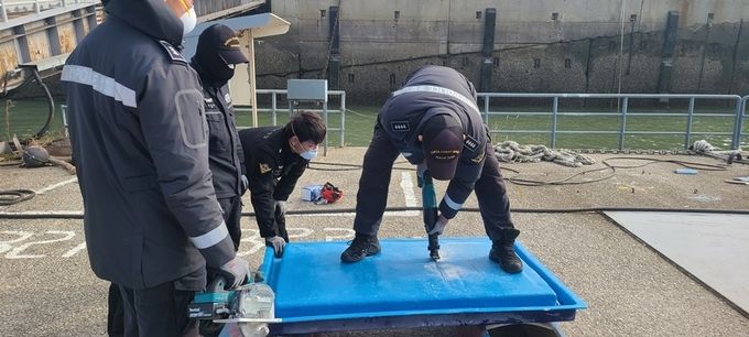 이중저 구조의 선박 외판을 사용해 절단 훈련을 진행했다.
