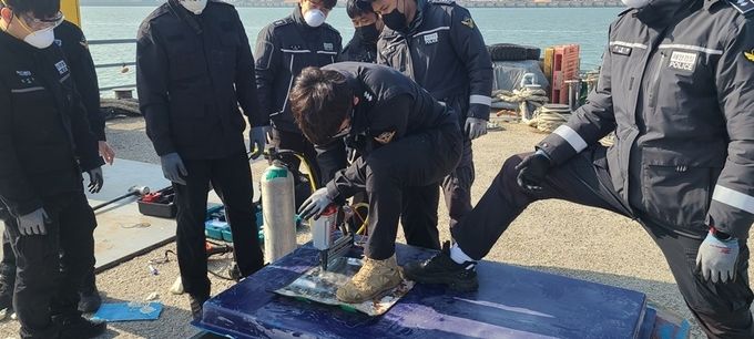 침몰방지를 위한 절단부위 봉쇄 훈련을 실시하고 있다.