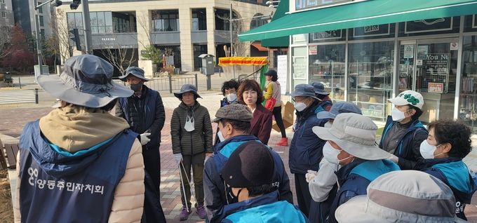 운양동 주민자치회 버려진 땅에 벤치 설치(현장사진).