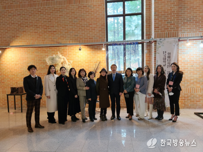 앞줄 오른쪽에서 6번째 단국대학교 문화예술대학원 이영화 원장, 문영란 주임교수와 임현준 지도교수, 그리고 화예작가 10인