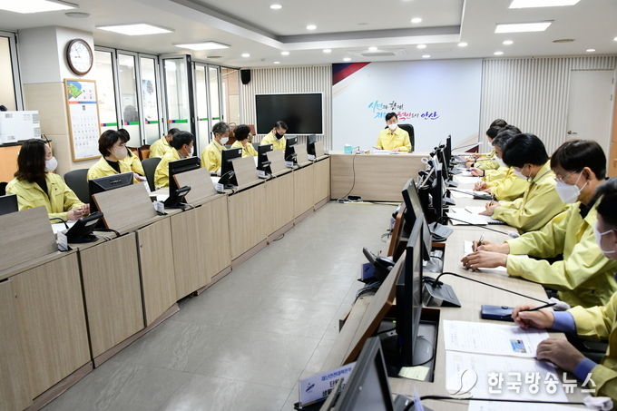 이민근 시장이 30일 재난안전상황실에서 화물연대 파업 및 한파대응을 위한 비상대책회으를 주재하고 있다