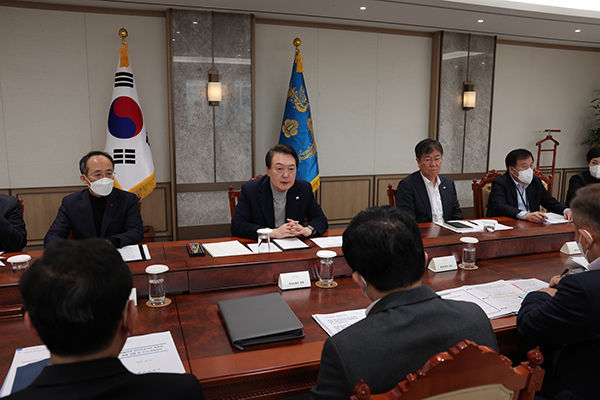 윤석열 대통령이 4일 오후 서울 용산 대통령실 청사에서 화물연대 집단운송거부 대응과 관련한 관계장관회의를 주재하고 있다. 