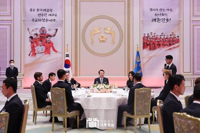 손흥민 선수가 8일 청와대 영빈관에서 열린 축구 국가대표팀 환영 만찬에서 답사를 하고 있다.