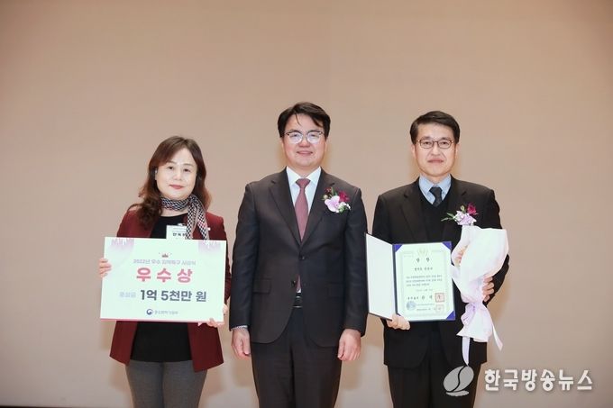 왼쪽부터 안옥희 외국인주민정책과장, 조주현 중기부 차관, 김대순 안산시 부시장