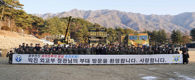 박진 외교장관, 육군 제5포병여단 위문 방문