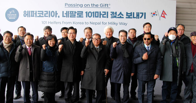 네팔 젖소보내기 환송식 기념촬영