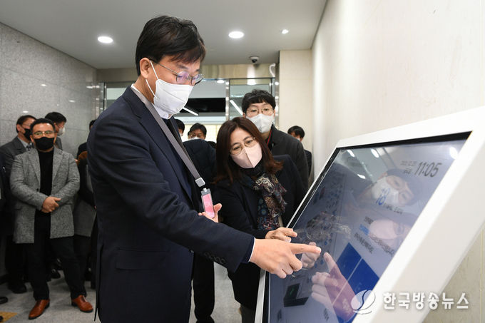 이민근 시장이 23일 안산교육지원청을 방문해 스마트오피스 시스템을 체험하고 있다.