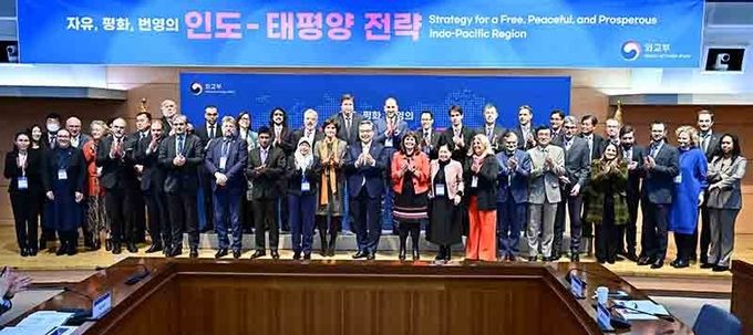 28일 열린 정부의 ‘인도-태평양 전략’ 설명회 참석자들이 단체 사진을 촬영하고 있다. (사진=외교부)