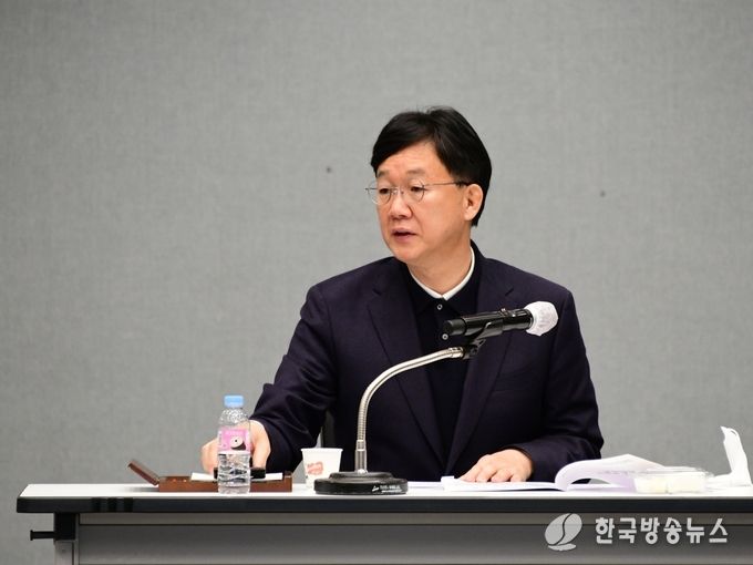 이민근 시장이 30일 안산문화예술의전당 국제회의장에서 확대간부회의를 주재하고 있다
