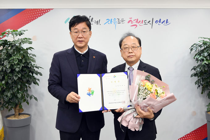 왼쪽부터 이민근 시장, 전희일 대표이사