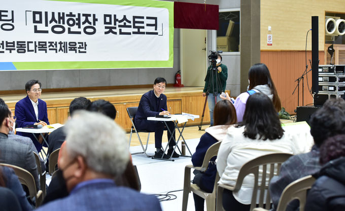 이민근 시장이 지난 11월 29일 선부다목적체육관에서 열린 민생현장 맞손토크에서 주민들의 의견을 경청하며 메모하고 있다.