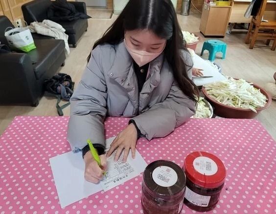 충남도 보건환경연구원 직원이 도내 학교급식 식재료로 납품되고 있는 전통장류를 검사하고 있다. 
