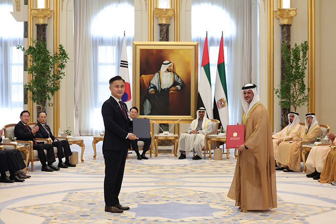 엄동환 방위사업청장이 15일(현지시간) 아랍에미리트(UAE) 아부다비 대통령궁에서 열린 한-UAE 양해각서(MOU) 체결식에서 윤석열 대통령과 모하메드 자이드 알 나흐얀 UAE 대통령이 지켜보는 가운데 기념촬영을 하고 있다.