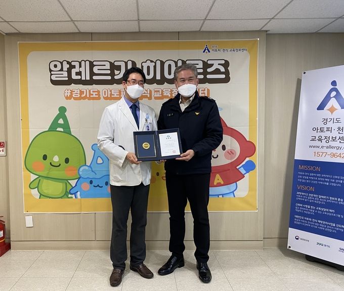 장윤석 센터장(왼쪽).