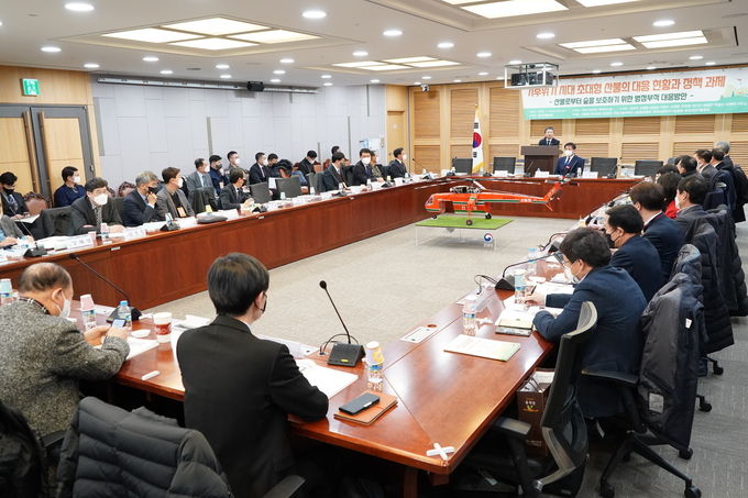 산림청 기후위기 시대 초대형 산불의 대응 현황과 정책 국회토론회_남성현 산림청장 인사말