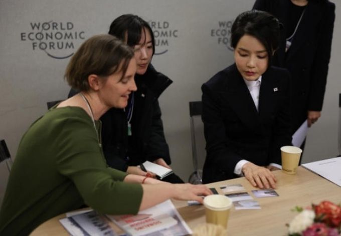 김건희 여사가 18일(현지시간) 스위스 다보스 콩그레스센터에서 세계경제포럼(WEF·다보스포럼) 연차총회 계기로 열린 '예술가 리더' 행사에 초청된 다양한 분야의 예술가들과 만나 대화하고 있다.