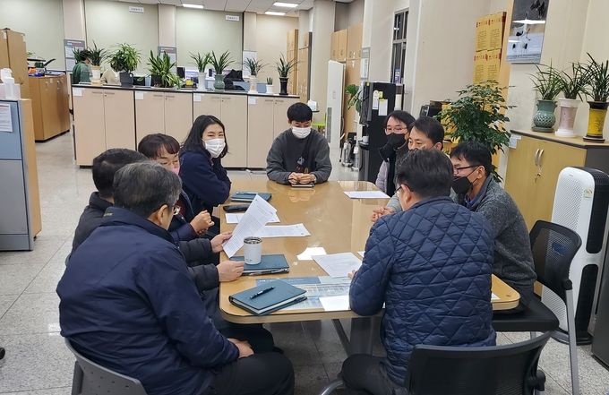 종합허가과는 신속한 인허가 처리를 위해 건축허가 및 공장설립 관련 실무 심의를 실시했다