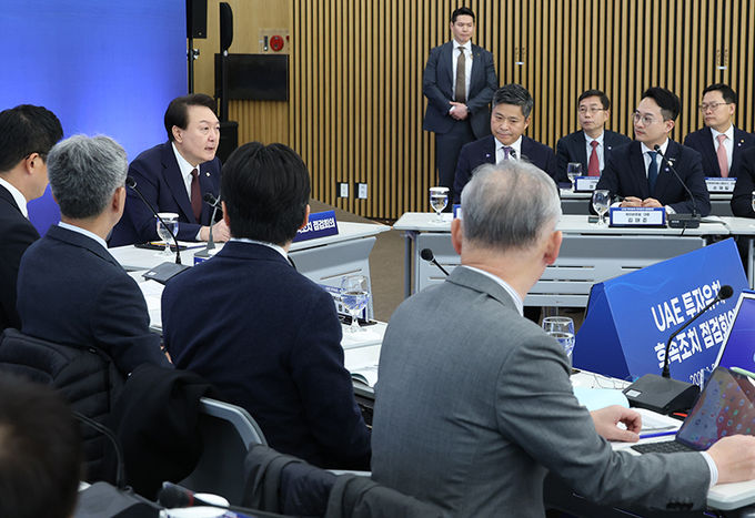 윤석열 대통령이 31일 서울 강남구 한국무역협회에서 열린 아랍에미리트(UAE) 투자유치 후속조치 점검회의에 참석, 발언하고 있다.
