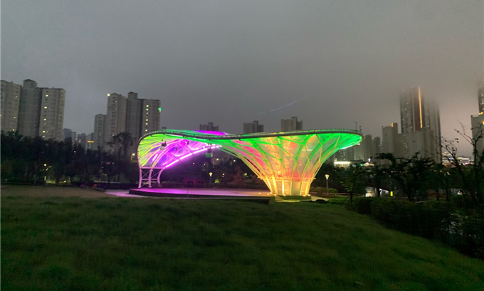 마산동 한강호수공원 야외무대(야간)