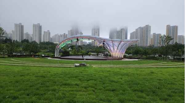 마산동 한강호수공원 야외무대(주간)
