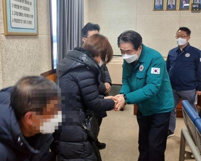 김성호 행정안전부 재난안전관리본부장이 5일 오후 전남 신안군 인근 해역에서 발생한 어선 청보호 전복사고 관련 실종자 가족들을 만나 위로하고 있다. (사진=행안부)