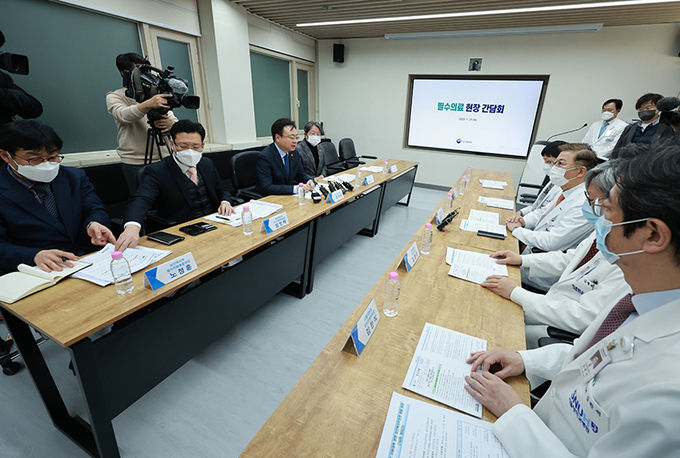 조규홍 보건복지부 장관(왼쪽 세 번째)이 지난 1월 31일 오후 서울 종로구 서울대 어린이병원 회의실에서 필수의료 지원대책 현장간담회에 참석해 발언하고 있다.