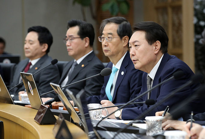 윤석열 대통령이 7일 오전 정부세종청사에서 열린 국무회의에서 발언하고 있다