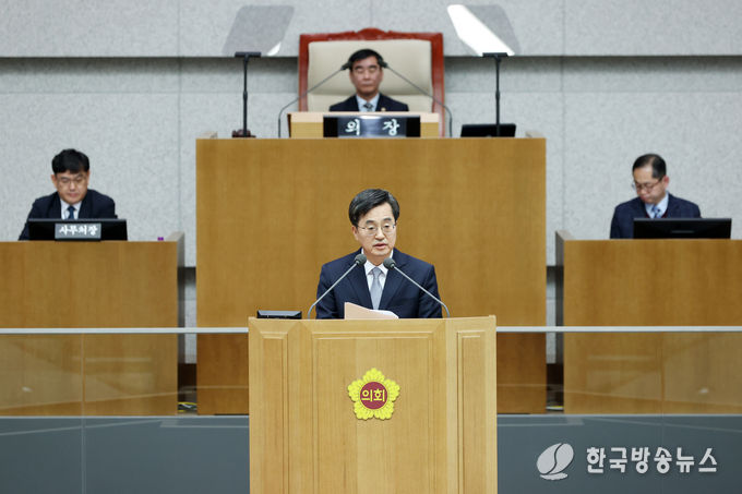  2월 7일 오전 경기도의회 본회의장에서 김동연 경기도지사가 2023 도정 업무보고를 하고 있다.