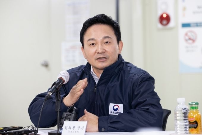 원희룡 국토교통부 장관이 8일 오후 타워크레인 부당행위로 인한 피해현황을 점검하고 있다