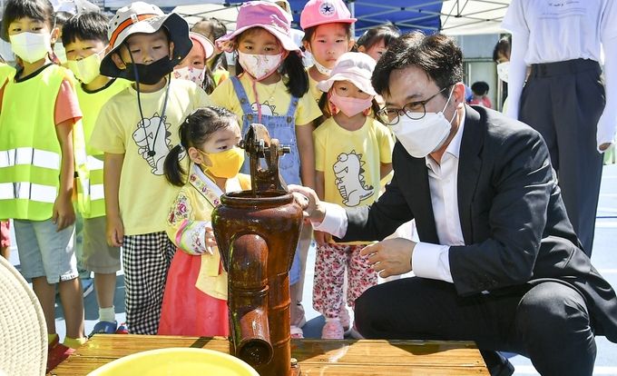 김병수 김포시장이 지난해 9월7일 ‘어린이집연합회, 전통놀이 한마당’ 행사에서 어린이들과 함께 호흡하는 모습이다.