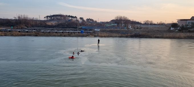 빙판 위에서 아이를 구조하는 천안서북소방서 소방대원