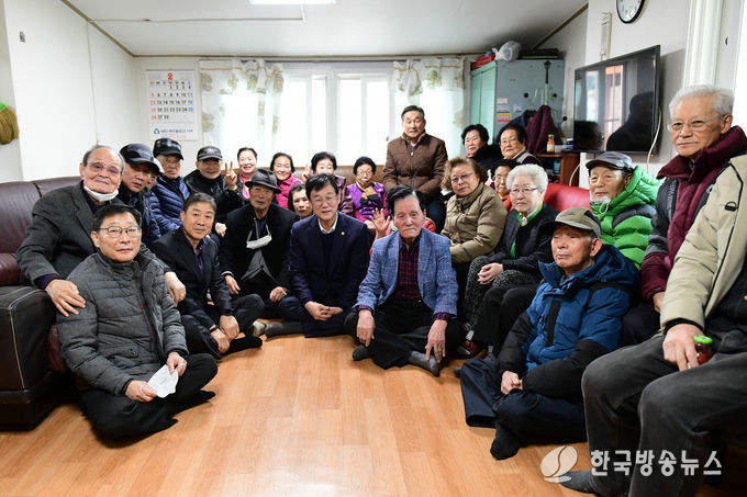 (이민근 시장이 지난 9일 큰고개경로당을 방문해 어르신들과 단체사진 촬영을 하고 있다.)