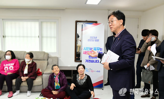 (이민근 시장이 2월 10일 왜둘기 경로당을 방문해 어르신들에게 시정 설명을 하고 있다.)