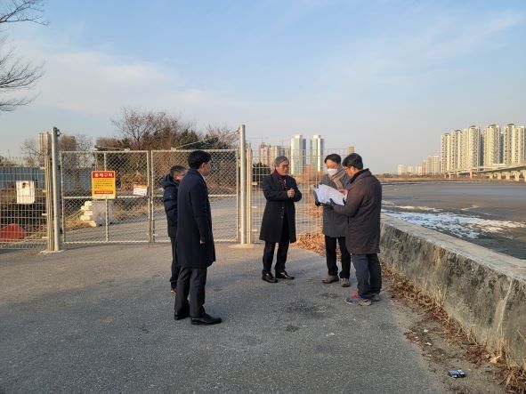 김진용 인천경제청장 폐쇄된 아암호수변 도로 현장 확인 모습.(사진제공=인천경제청)