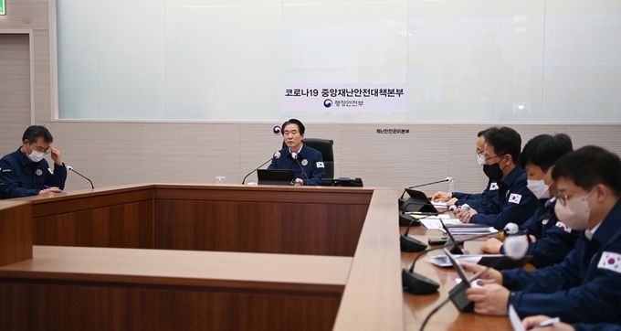 김성호 중앙재난안전대책본부 제2총괄조정관(행안부 재난안전관리본부장)이 15일 세종시 정부세종2청사 중앙재난안전상황실에서 코로나19 대응 중앙재난안전대책본부 회의를 주재하고 있다.