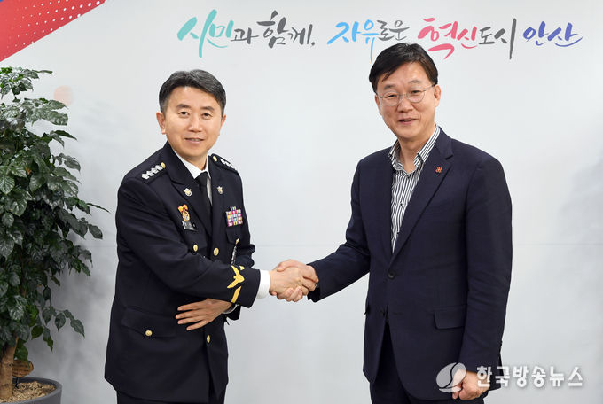왼쪽부터 장진수 평택해양경찰서장, 이민근 시장