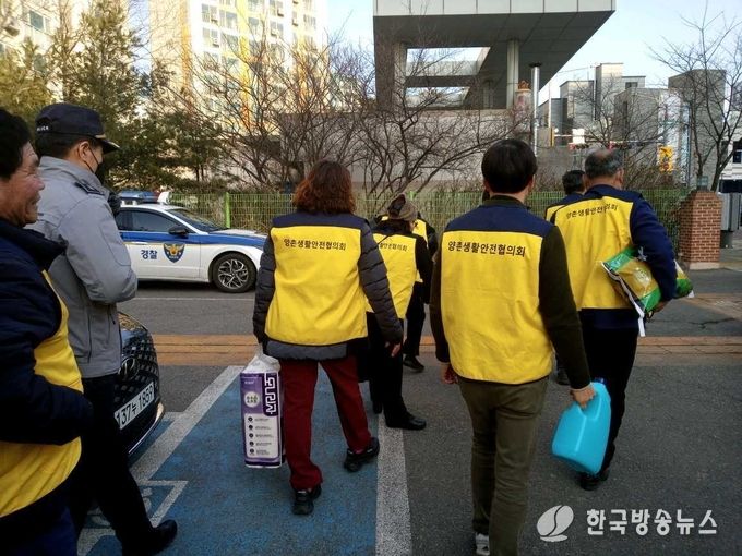 양촌읍 생활안전협의는 지난 15일 생활형편이 좋지 않은 지역의 세 가구를 방문, 쌀과 라면, 세제 등 생필품을 전달했다.