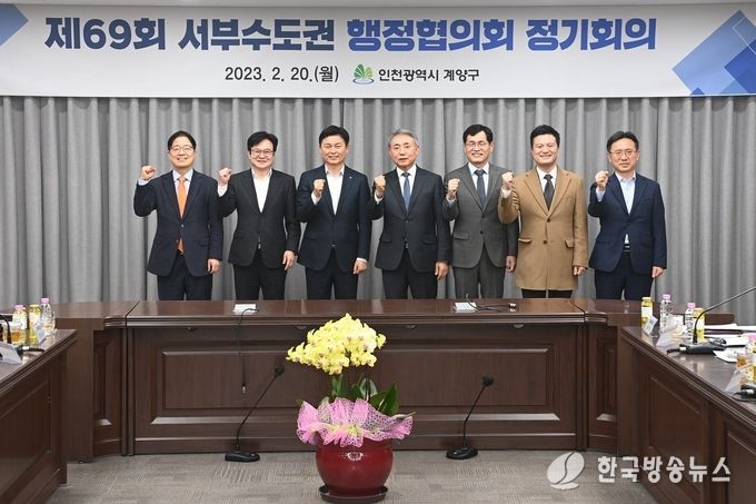 사진 상 왼쪽 두 번째가 김병수 시장이다.