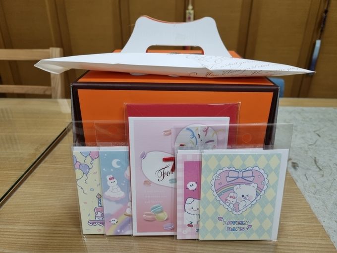 생일케이크와 위원들이 손으로 쓴 축하 카드