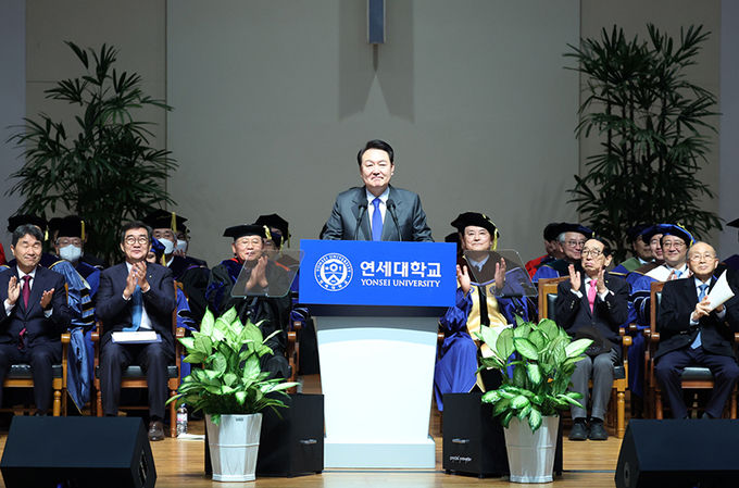 윤석열 대통령이 27일 서울 서대문구 연세대학교에서 열린 2023년 2월 학위수여식에서 축사를 하고 있다