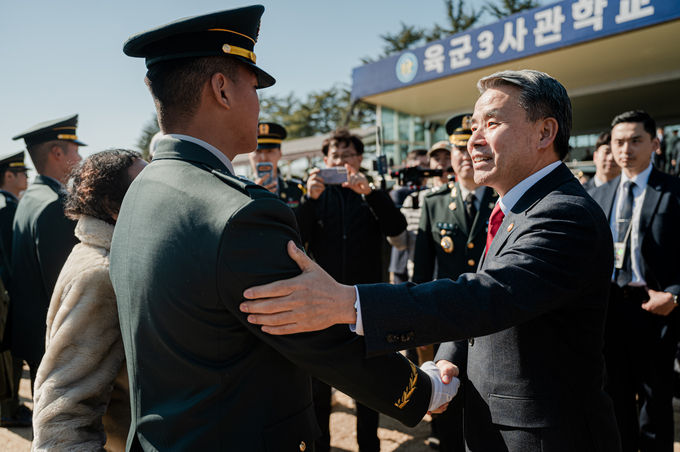 육군3사관학교에서 27일 실시된 제58기 졸업 및 임관식에서 이종섭 국방부장관이 신임 장교에게 격려하고 있다