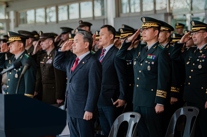 육군3사관학교에서 27일 실시된 제58기 졸업 및 임관식에서 임석상관인 국방부장관에 대한 경례를 하고 있다