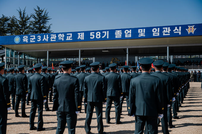 육군3사관학교에서 27일 제58기 졸업 및 임관식이 실시되고 있다 1