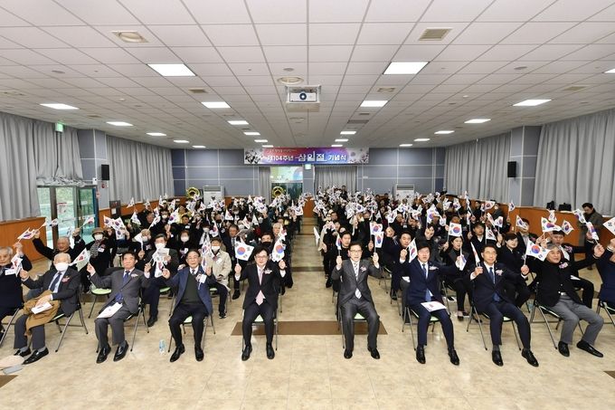 김병수 김포시장이 양촌읍 인근 김포시독립기념관에서 열린 제104주년 3·1절 기념식에 참석해 참석자들과 태극기를 흔드는 모습이다.
