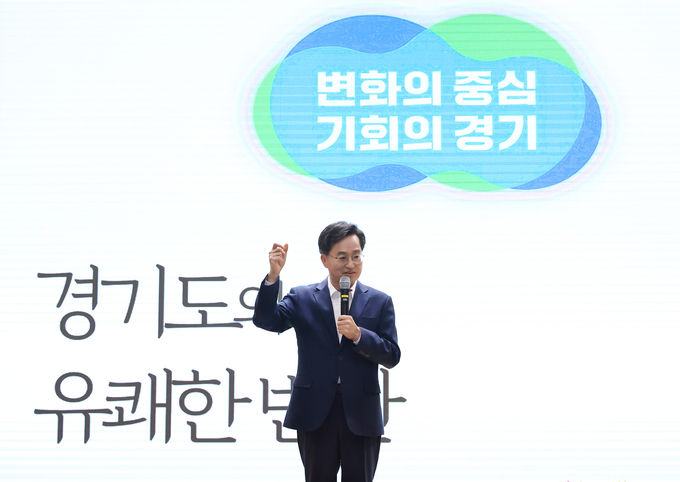 2일 오전 수원시청 대강당에서 열린 제5회 道․시군 합동 타운홀미팅 수원시 공직자 대상 초청강연 행사에서 김동연 경기도지사가 특강을 하고 있다.