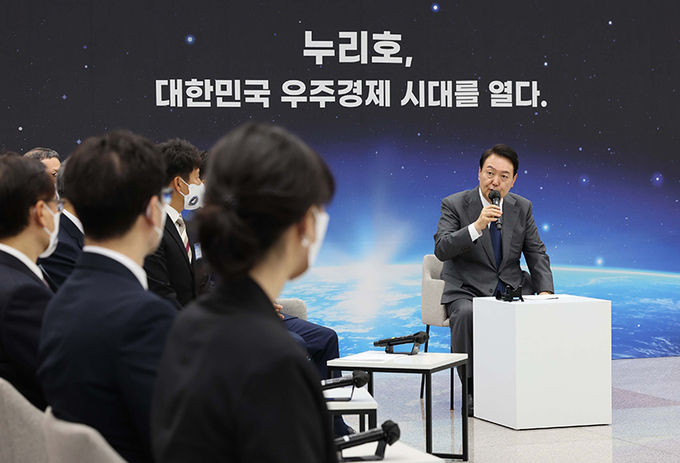 윤석열 대통령이 지난해 7월 6일 오후 대전시 유성구 한국항공우주연구원에서 열린 우주경제 비전 선포식에서 누리호 연구진 및 산업체 관계자들과 대화하고 있다.