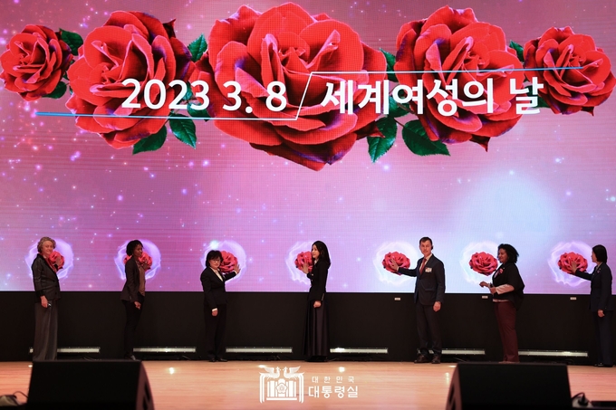 3월 8일 김건희 여사는 세계 여성의 날 기념식에 참석하였습니다.