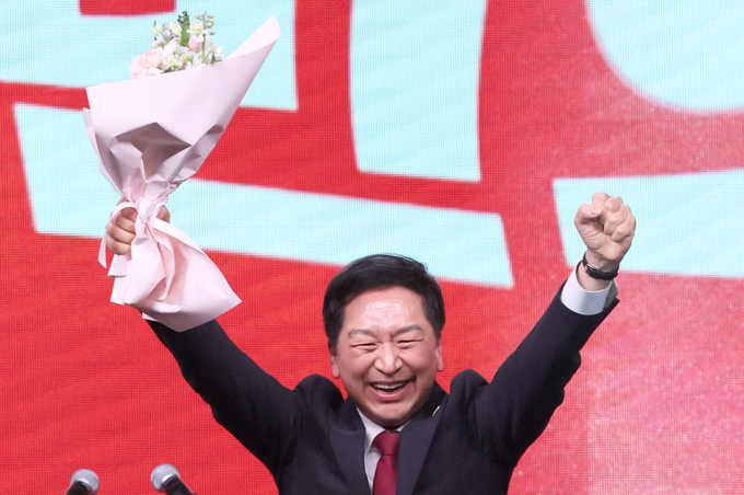 8일 오후 경기도 고양시 일산 킨텍스에서 열린 국민의힘 제3차 전당대회에서 김기현 신임 당 대표가 축하 꽃다발을 든 채 인사하고 있다.